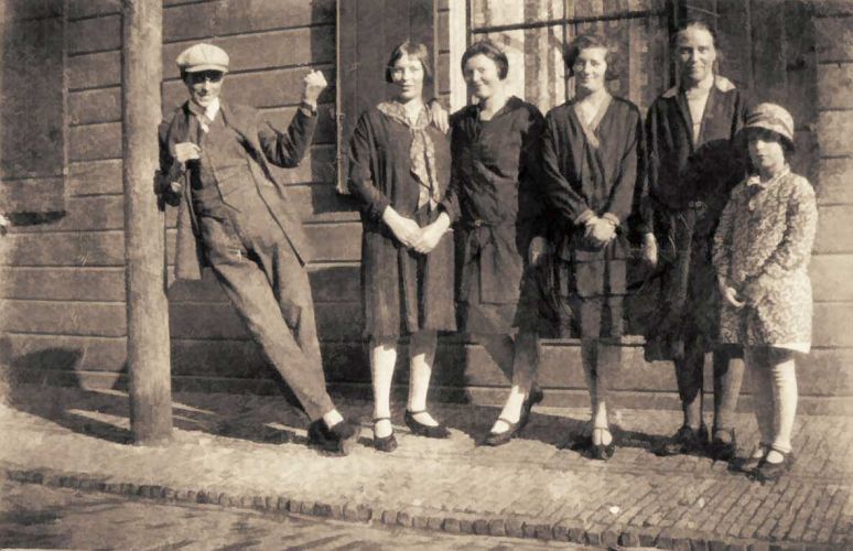 Vlnr Willem Albertsma, Martje Albertsma, Hitje Kuperus, Kooyte Kuperus, Pietertje Walthuis, Freerikje Albertsma (foto 1929)